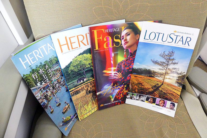 各シートに用意されている機内誌など