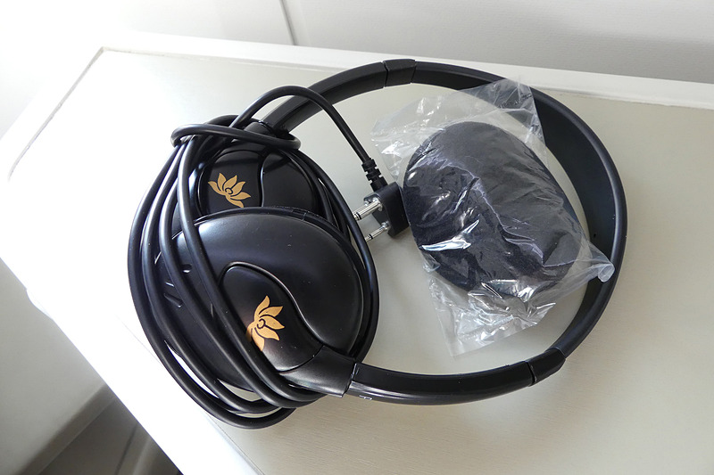 ノイズキャンセリングヘッドフォンにもロゴマークの蓮の花