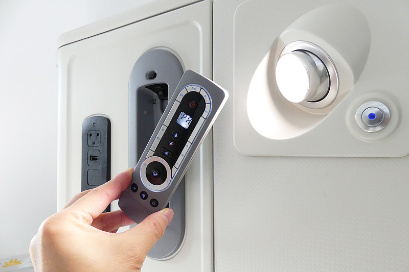 機内エンタテイメントを楽しむモニターはこのリモコンでの操作も可能