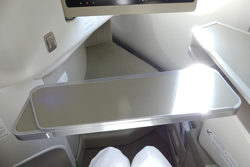 2段階で開くテーブル。機内食が楽しみですわ～
