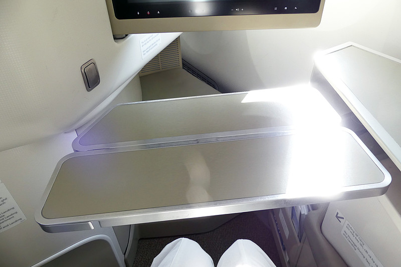 2段階で開くテーブル。機内食が楽しみですわ～