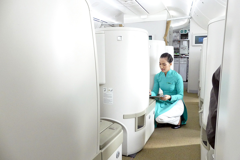 CAさんが食事のオーダーをとってくれているところ