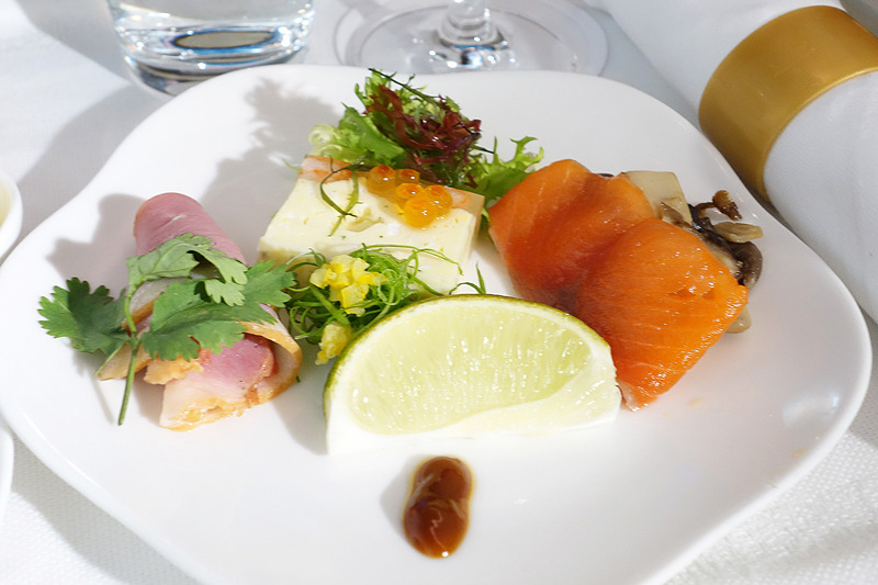 サラダもみずみずしくてボリュームたっぷり。マッシュルームのスープも美味しい