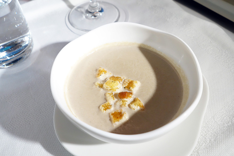 サラダもみずみずしくてボリュームたっぷり。マッシュルームのスープも美味しい