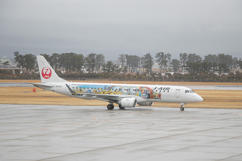 悪天候などのため38分遅れで仙台国際空港に到着したJL3531便（エンブラエル 190型機）。折り返し福岡行きのJL3530便となる