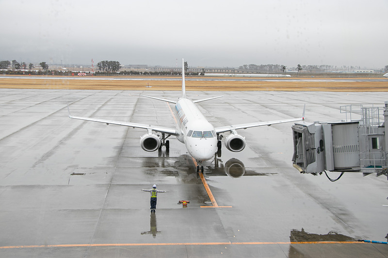 悪天候などのため38分遅れで仙台国際空港に到着したJL3531便（エンブラエル 190型機）。折り返し福岡行きのJL3530便となる