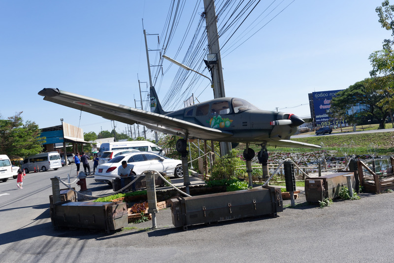 レストランの前にさりげなく置かれた飛行機が目印