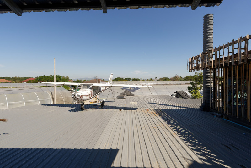 レストランの前にさりげなく置かれた飛行機が目印