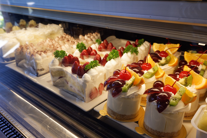 店内の様子。フルーツたっぷりのケーキが並ぶ