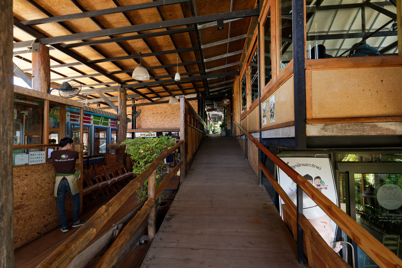 建物は2階建て。本格的な食事時間帯に入る前だったが、続々と来店してきていた
