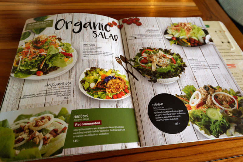 サラダ料理や肉料理もボリュームたっぷり