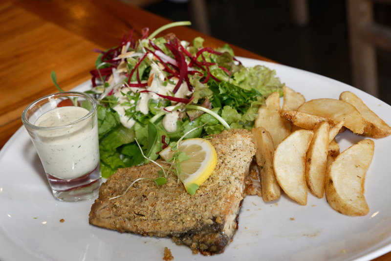 ハーブクラストをまぶした白身魚のステーキ、タルタル添え。しっかり脂がのっており、意外にガッツリ。ハーブクラストのサクサクする歯ごたえが楽しい。295バーツ（約1030円）