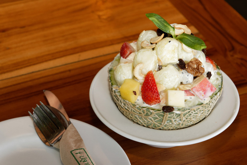 メロン丸ごと1個分の果肉を使ったフルーツサラダ。小さく球状にくり抜かれたメロンの果肉は、日本のメロンほど甘くはなく、ドレッシングがよく合う。イチゴ、リンゴ、ドラゴンフルーツ、ナッツ類が、すっきりさと香ばしさを交互に演出。185バーツ（約650円）