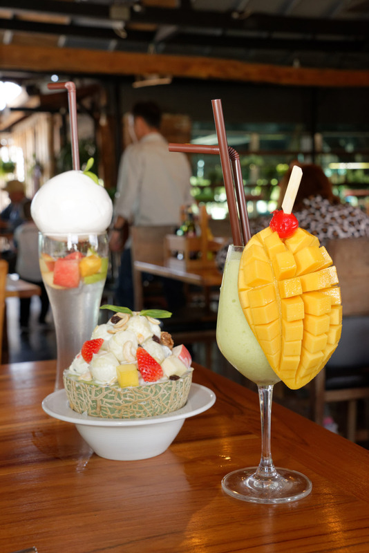 ソフトドリンク2種。手前がマンゴー・キウイスムージー（95バーツ、約330円）、奥がフレッシュ・ココナッツ（85バーツ、約300円）