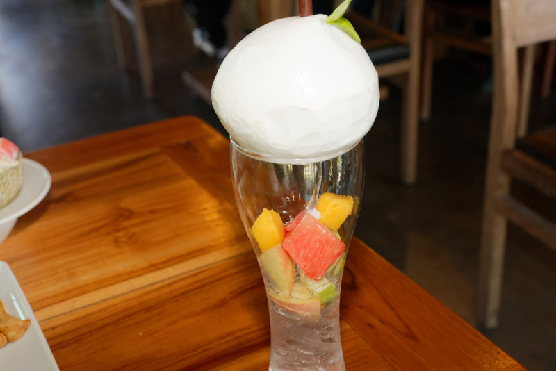 フレッシュ・ココナッツはココナッツ入荷時のみの限定メニューで、レギュラーメニューには載っていない。露店で売られているようなココナッツは皮がむかれていても固いが、これは完全に中の柔らかい実の部分だけをくり抜いて作られている。最初はストローが軽く刺さっていて、底まで貫くと実の中にある液体がグラスに注がれる仕掛け。実は全部食べられる