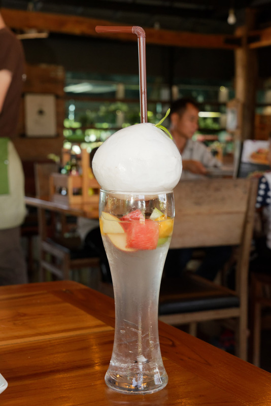 フレッシュ・ココナッツはココナッツ入荷時のみの限定メニューで、レギュラーメニューには載っていない。露店で売られているようなココナッツは皮がむかれていても固いが、これは完全に中の柔らかい実の部分だけをくり抜いて作られている。最初はストローが軽く刺さっていて、底まで貫くと実の中にある液体がグラスに注がれる仕掛け。実は全部食べられる