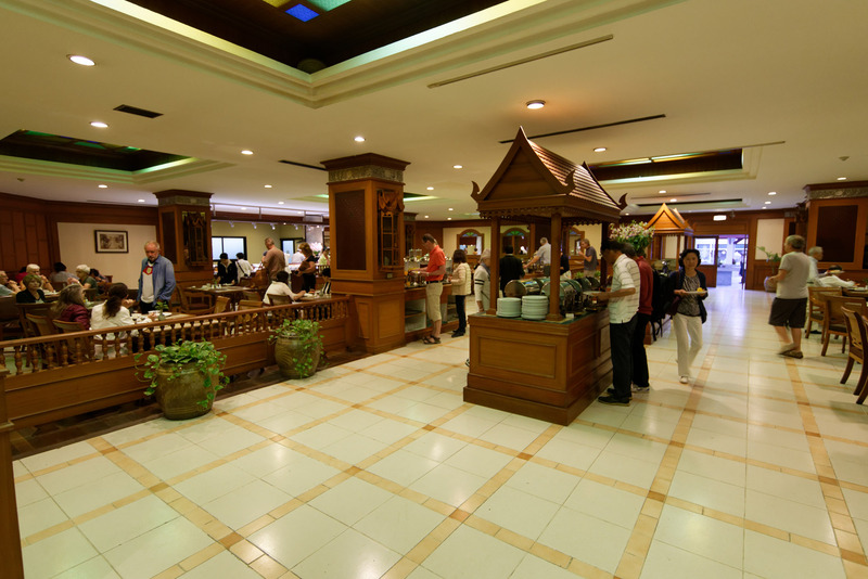 朝食時のレストラン