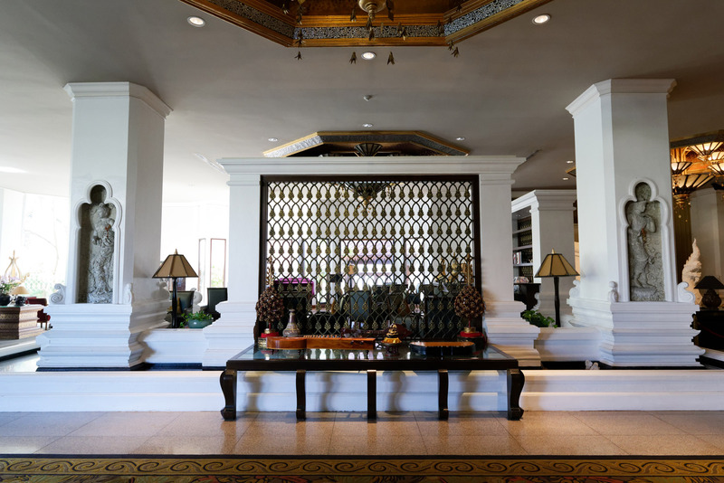 エントランスホールにある演台で楽器が演奏されるときもある