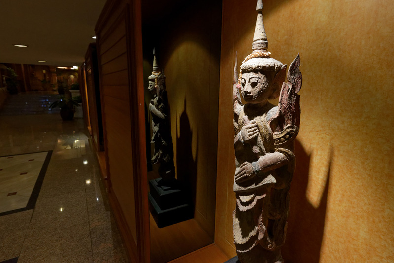 さまざまな像が建ち並ぶ