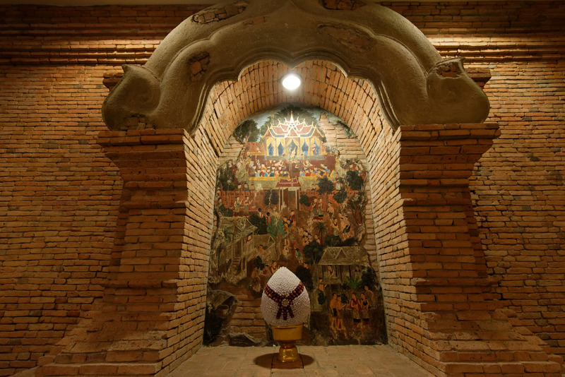 さまざまな像が建ち並ぶ