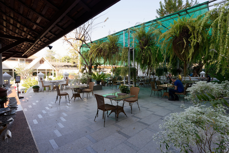 レストランはテラス席もある