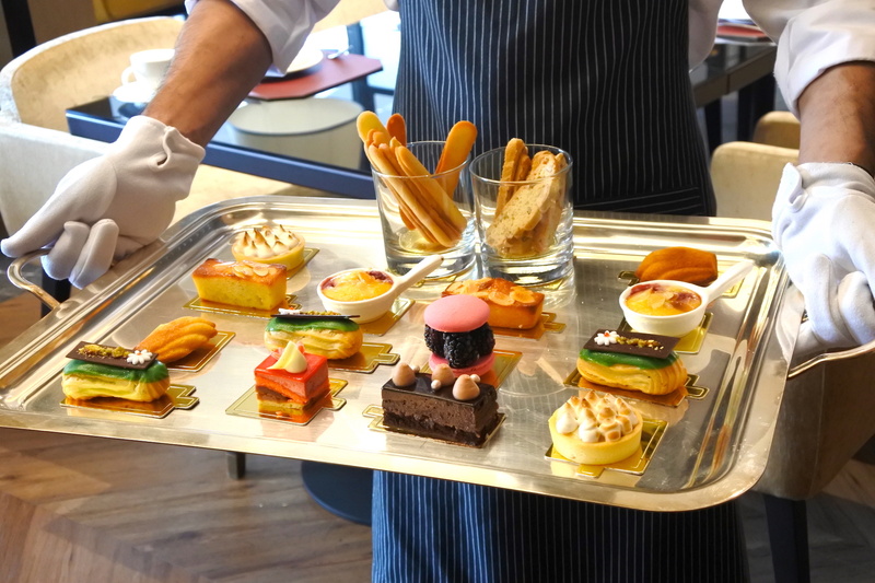 アフタヌーンティーで紅茶を飲みながらゆったりとホテル滞在を楽しんで