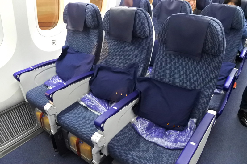 シートピッチは31インチ（約79cm）で足元もゆったり