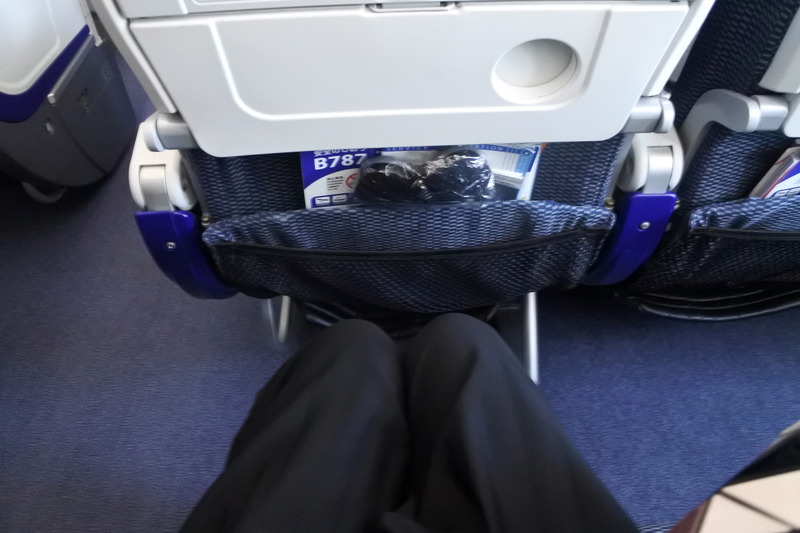 シートピッチは31インチ（約79cm）で足元もゆったり