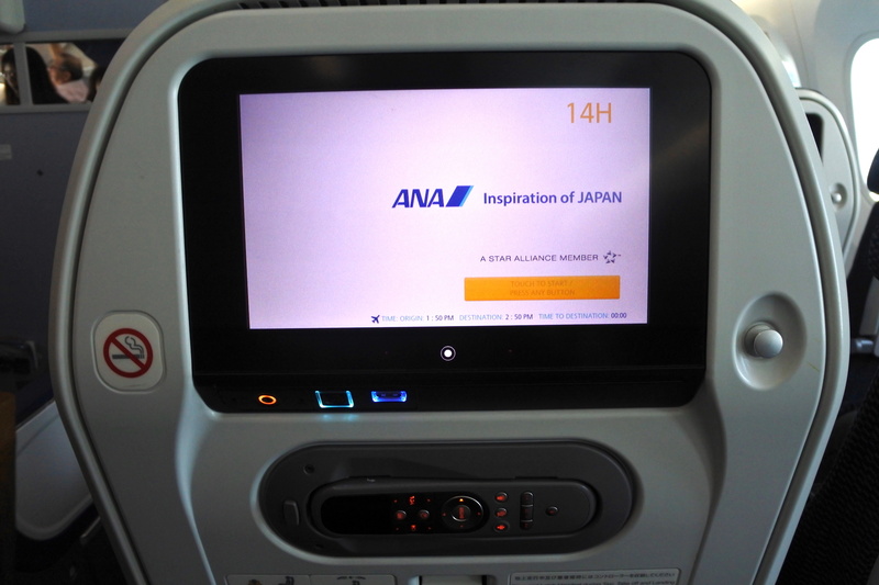 9インチのモニターとともにUSBポートなどを用意