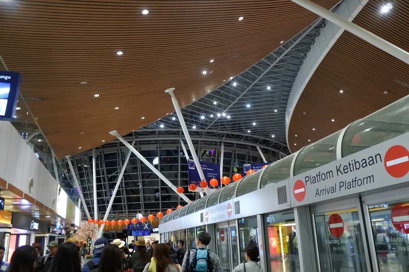 クアラルンプール国際空港に到着しエアロトレイン乗り場へ