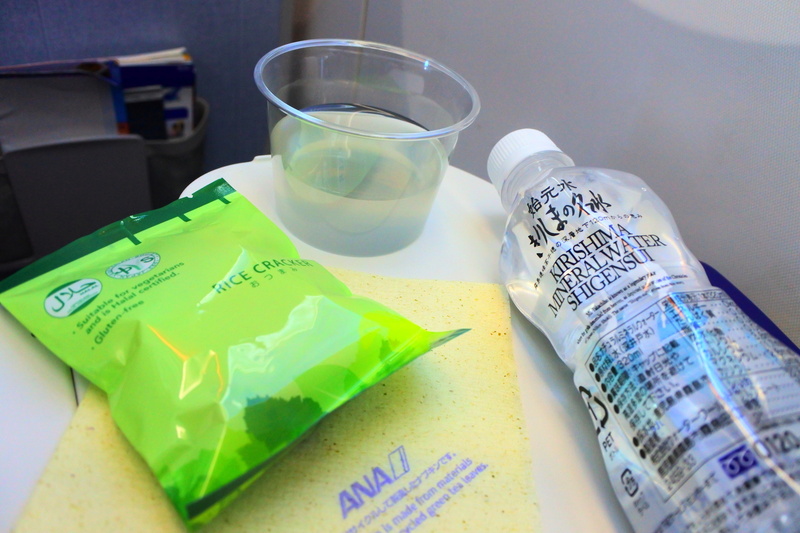 「ハラール＆ベジタリアンおかき」と「始元水きりしまの名水」。疲れた体にしみ込む「香るかぼす」もオーダー