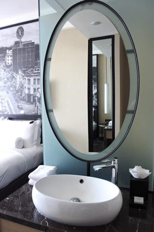 ベッドルーム側に洗面台があるので、2人で泊まっているときに便利