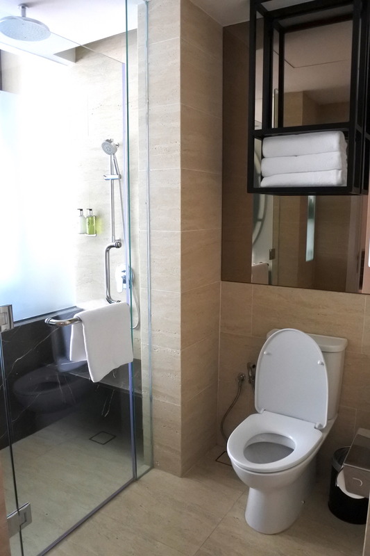 バスルーム。シャワーは数秒でお湯になり、お湯の勢いがよいので疲れを取るのに重宝