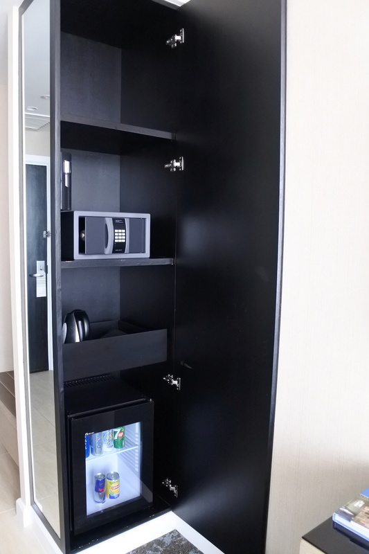 扉を開けるとセキュリティボックスやミニバー、ケトルにドライヤーが入っている