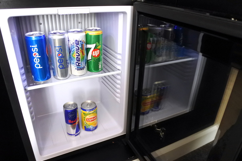 ミニバーのドリンクは無料。ペプシや紅茶、レッドブルなどが並ぶ