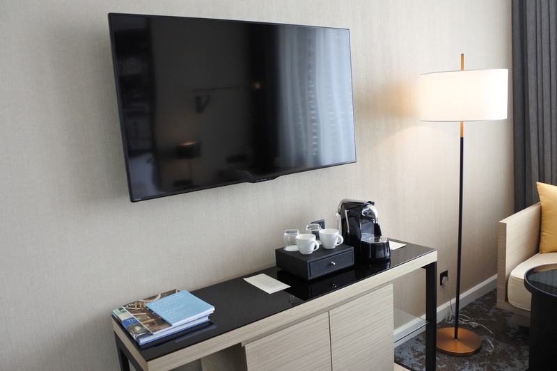 50インチのテレビの下にはコーヒーメーカー