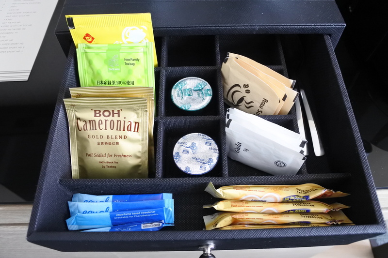 ボックスの中には“BOH”の紅茶など各種お茶類が入っている