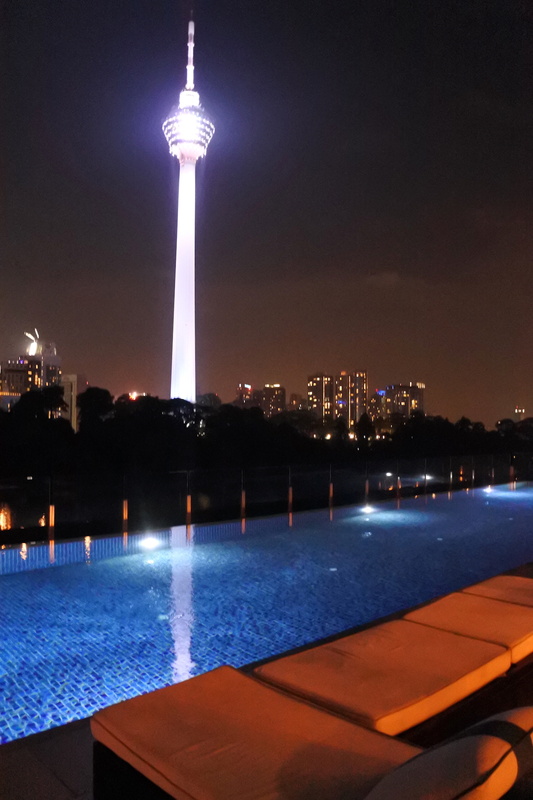 遊泳は19時までとなっているが、それ以降はバーを利用して夜景を眺めよう