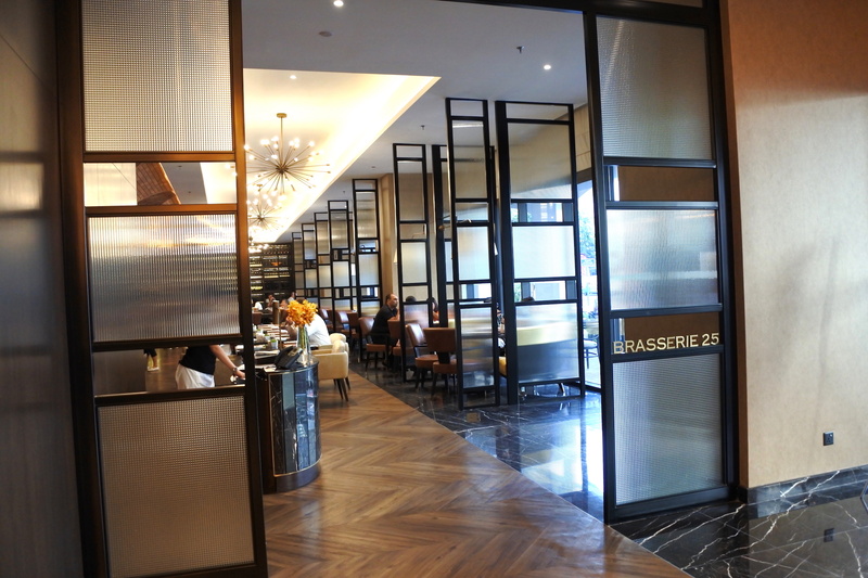 赤レンガや木調の床で落ち着いた雰囲気の「BRASSERIE 25」