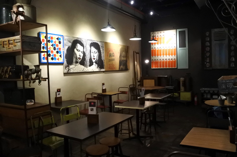 天井の高い店内はモダンで落ち着いた雰囲気。ディナーとともにランチでも訪れたい