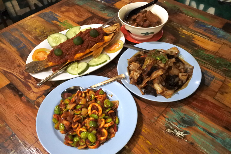 「サンバル・ペタイ・ソトン」や「チャプ・チェ」に日本で言う肉じゃがのような味わいの「ポンテー」も必ず味わいたい