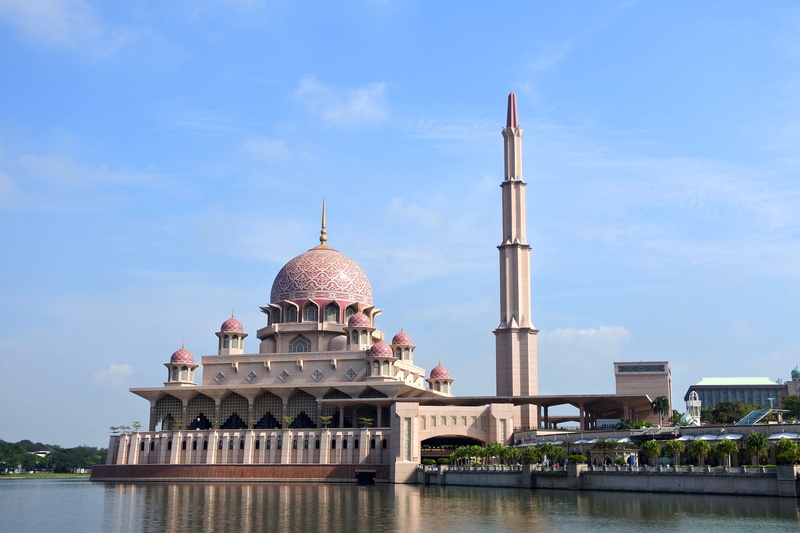 ピンクモスクでは息を飲むほどのイスラミックアートの美しさを堪能