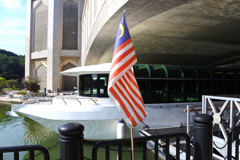 冷暖房完備の快適な時間が過ごせる。デッキに出て風を感じながら名所を眺めることも可能