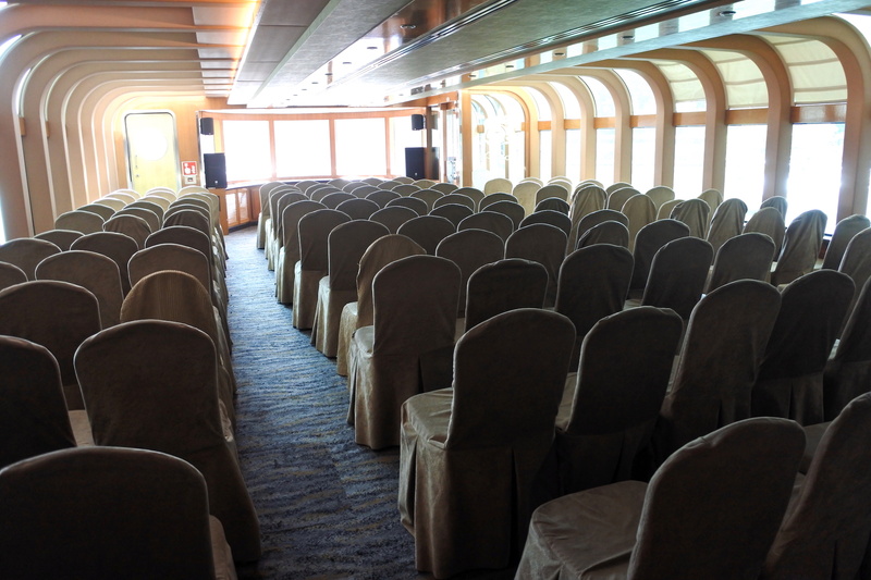 船内は椅子がズラリ。ガラス張りになっているので座っていても外が見やすい