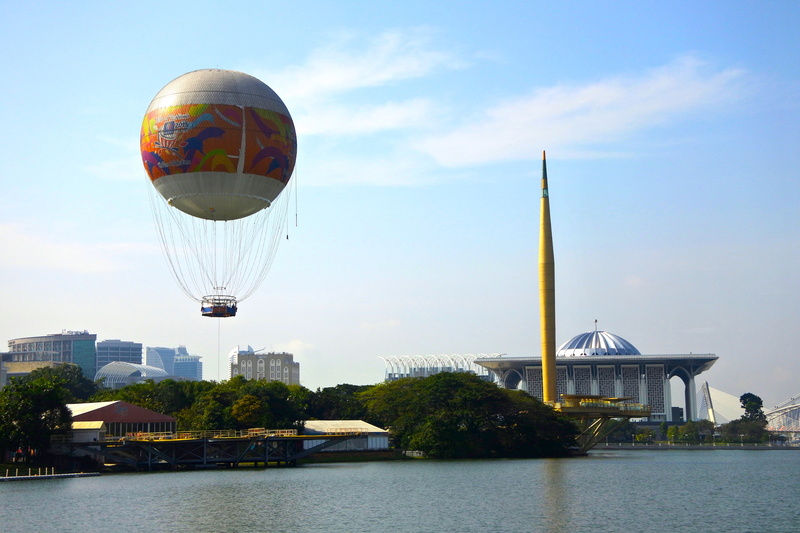 「Tuanku Mizan Mosque」をはじめ川沿いから建築を楽しむことができる