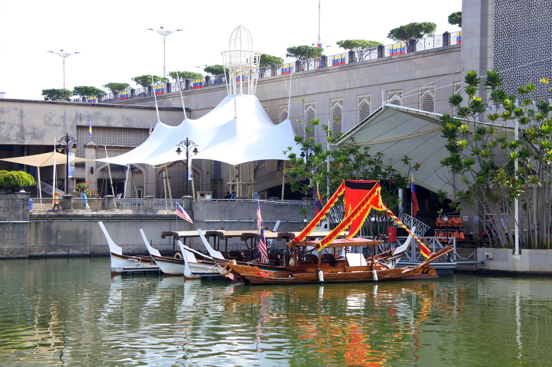 クルーズ船とともに、職人手づくりの伝統的な船・レパレパボートで湖と景色を楽しむツアーも人気