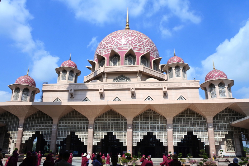 青空に映える独特のカラーリングが美しい「Putra Mosque」