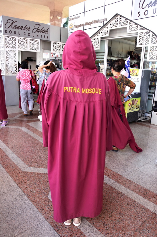 貸し出し用ローブを着用してからモスク内へ