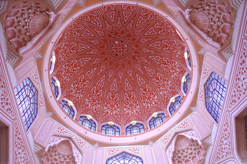 モスクのドームを見上げると、幾何学模様や植物がびっしりと描かれていた