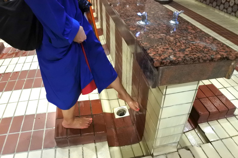 1日5回の礼拝へは足から腕、顔に至るまで水で洗ってから向かう